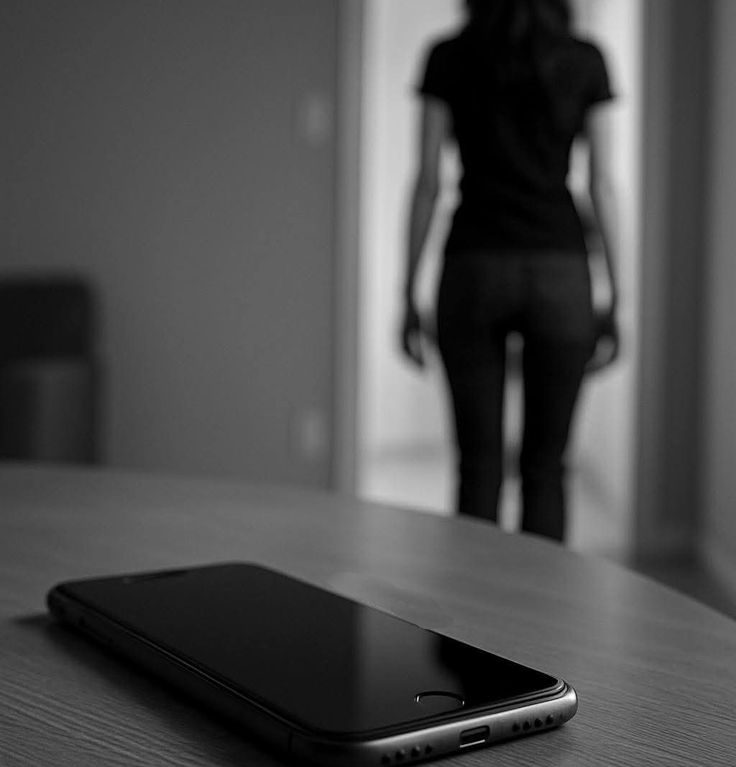 LES RÉSEAUX SOCIAUX: ce qui fonctionne ... ce qui ne fonctionne plus Un smartphone posé sur une table, avec une silhouette floue d'une personne en arrière-plan.